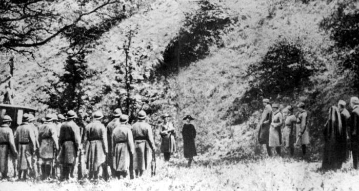 == UK OUT == CORRECTION / STRICTLY EMBAGOED UNTIL 0005 HRS 27 JANUARY 1999 PAP06-19990126-LONDON, UNITED KINGDOM: (FILES) Undated file picture from 1917 of the spy Mata Hari (C) facing her French firing squad. Secret papers made public for the first time on Tuesday, 26 January 1999, disclose that Dutch-born dancer Margareth Zelle, aka Mata Hari, was covertly monitored by British Secret Service branch MI5. (B/W ONLY) EPA PHOTO PRESS ASSOCIATION/FILES/-/mf/kr